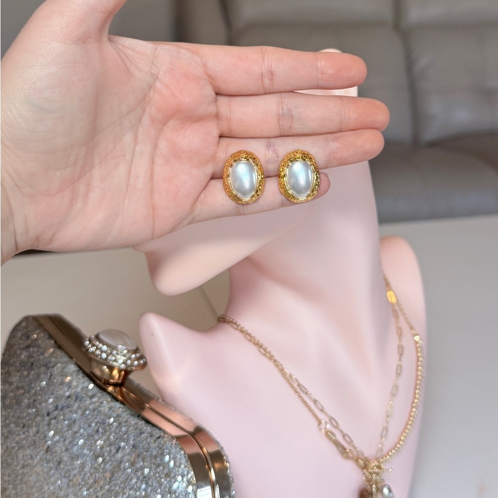 Elegant Gold and Pearl Stud Earrings - Picture 8 of 9